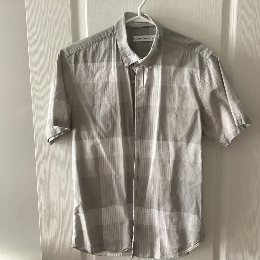 Men’s Calvin Klein shirt.   B5